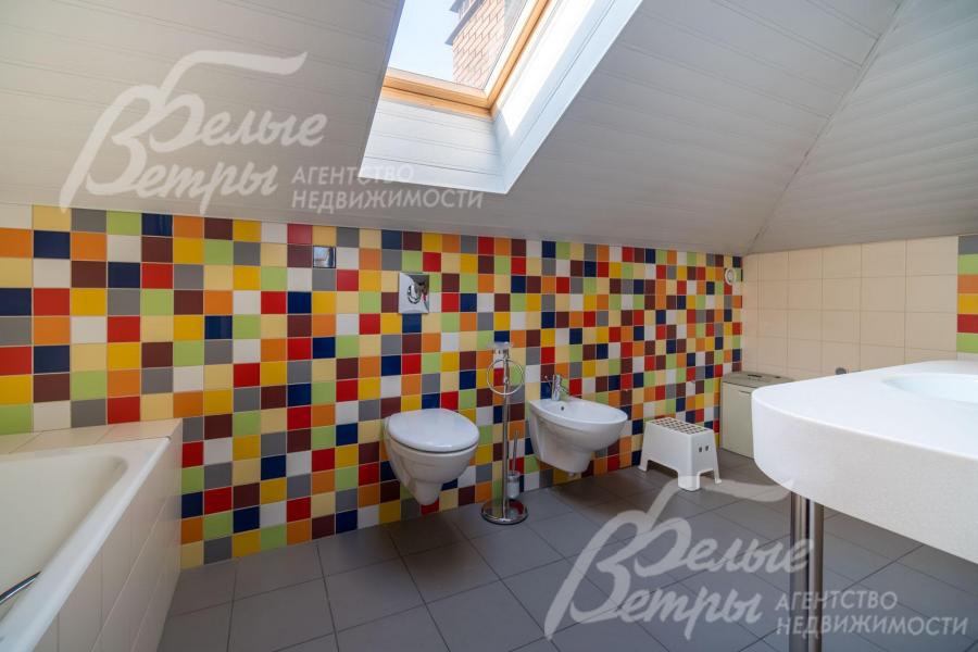 Санузел при мансардной спальне с ванной