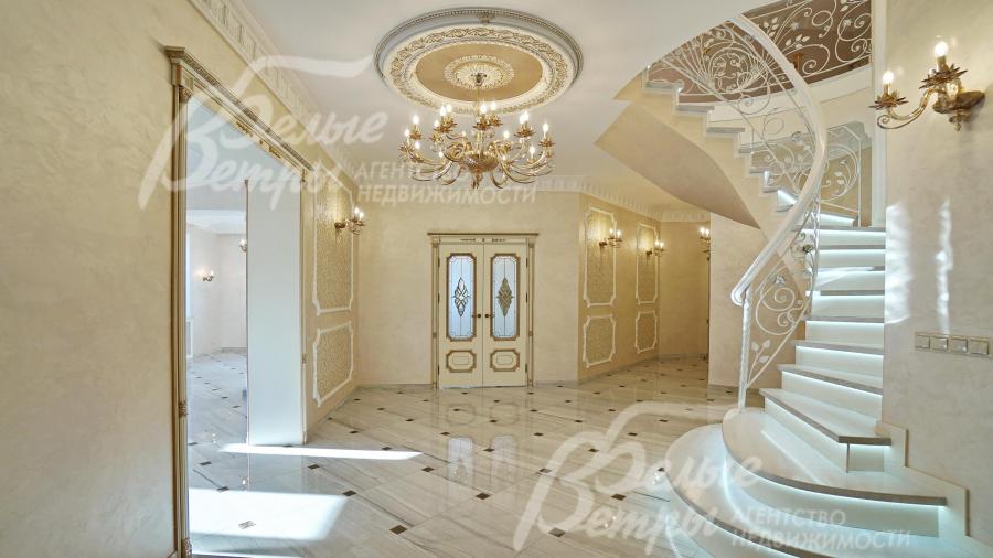 Холл 31 кв.м с парадной лестницей