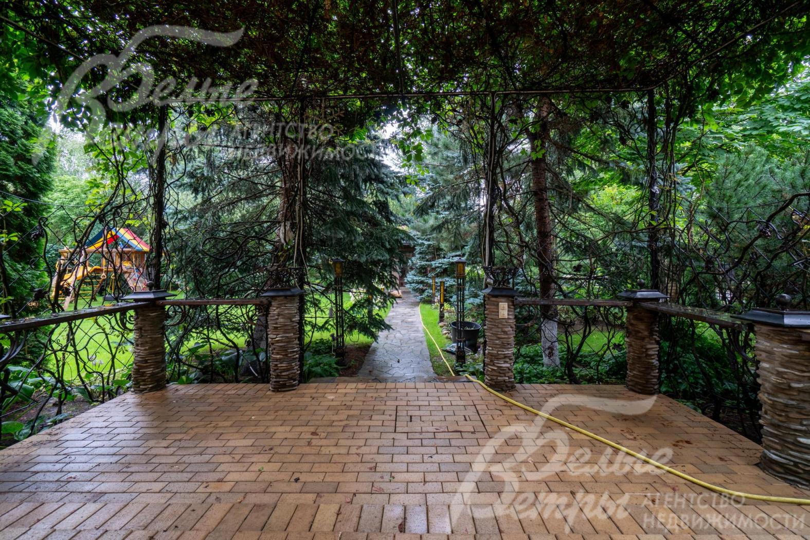 Над террасой-крыльцом - зелёная арка