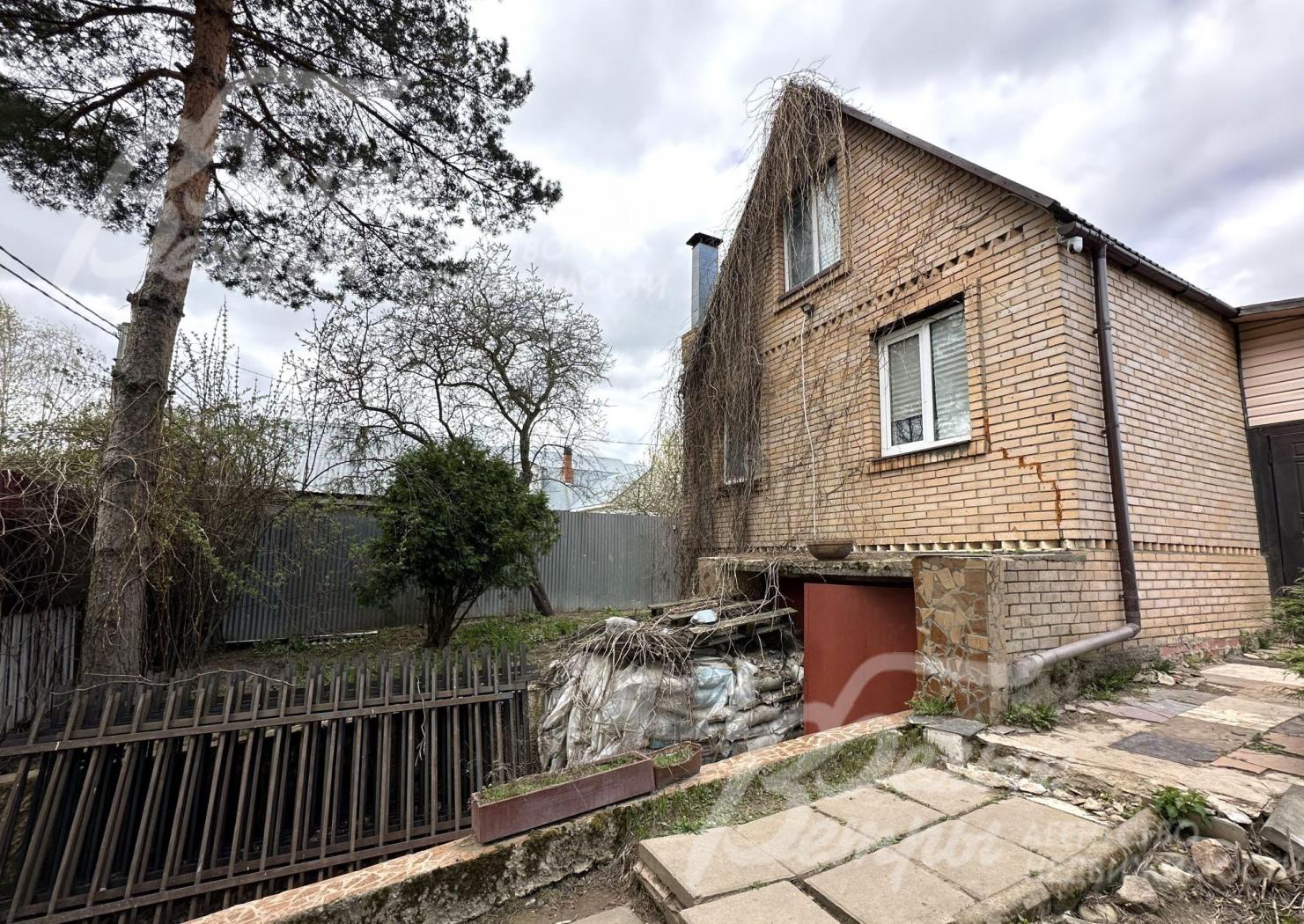 На участке дом около 80 кв.м