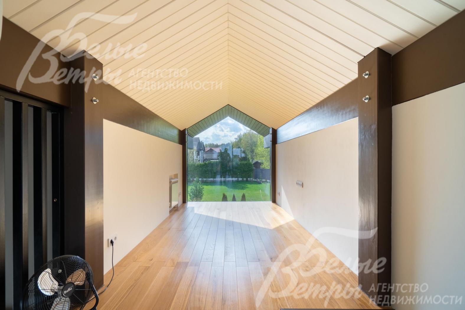 Мансарда - светлая с большими нестандартными окнами и с шикарным видом в обе стороны