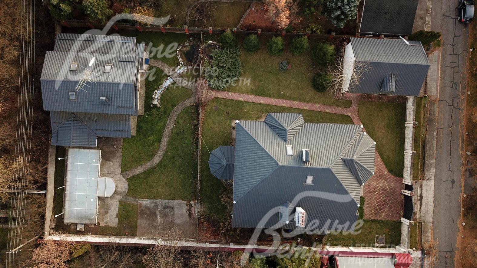 Участок ровный правильной формы находится в центре поселка и огорожен высоким забором