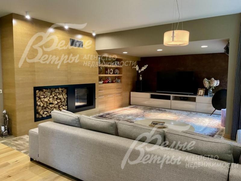 Дровяной камин в гостиной