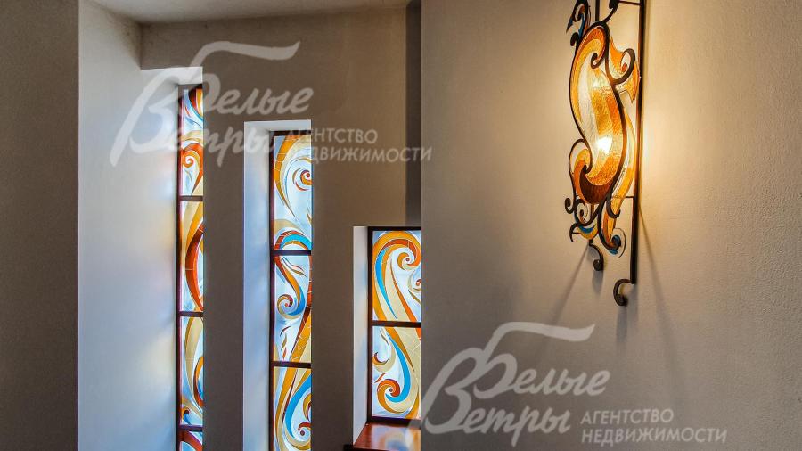 Авторские витражи на лестничном марше