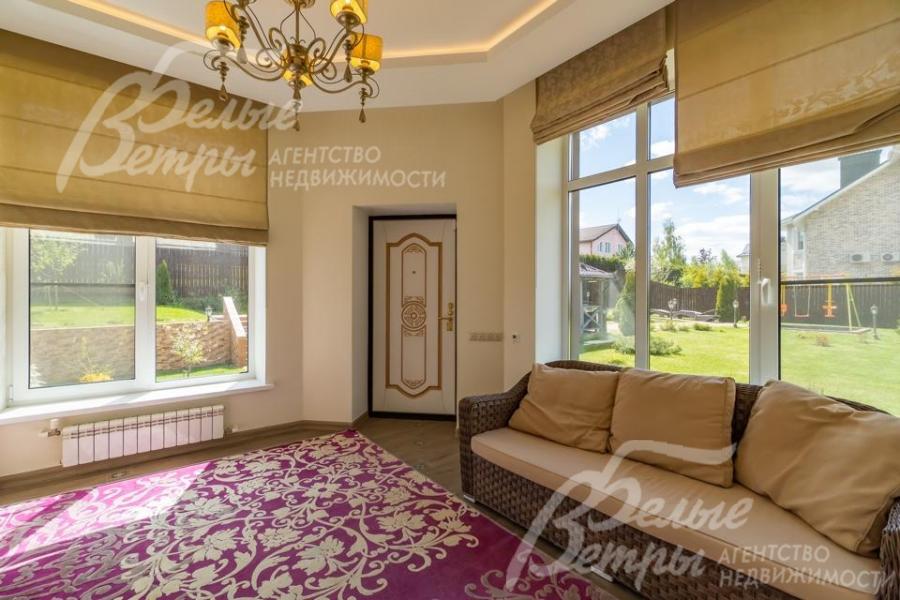 Второй выход их дома на участок