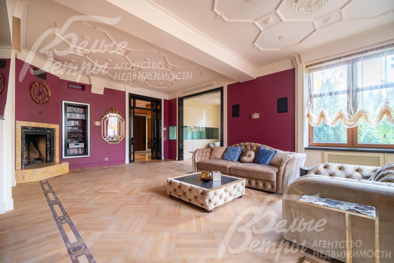 Гостиная. В доме выполнена отделка под ключ в духе ар-деко с учётом современных тенденций дизайна