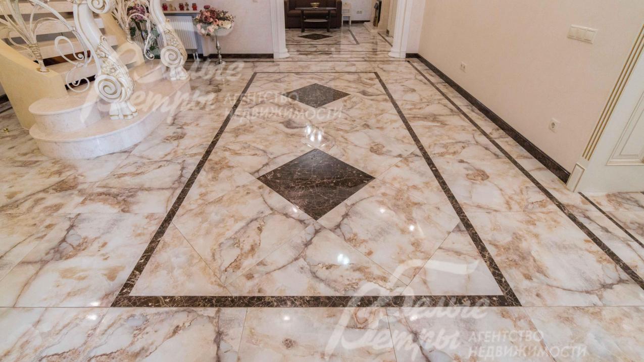 В отделке пола керамогранит с имитацией под мрамор