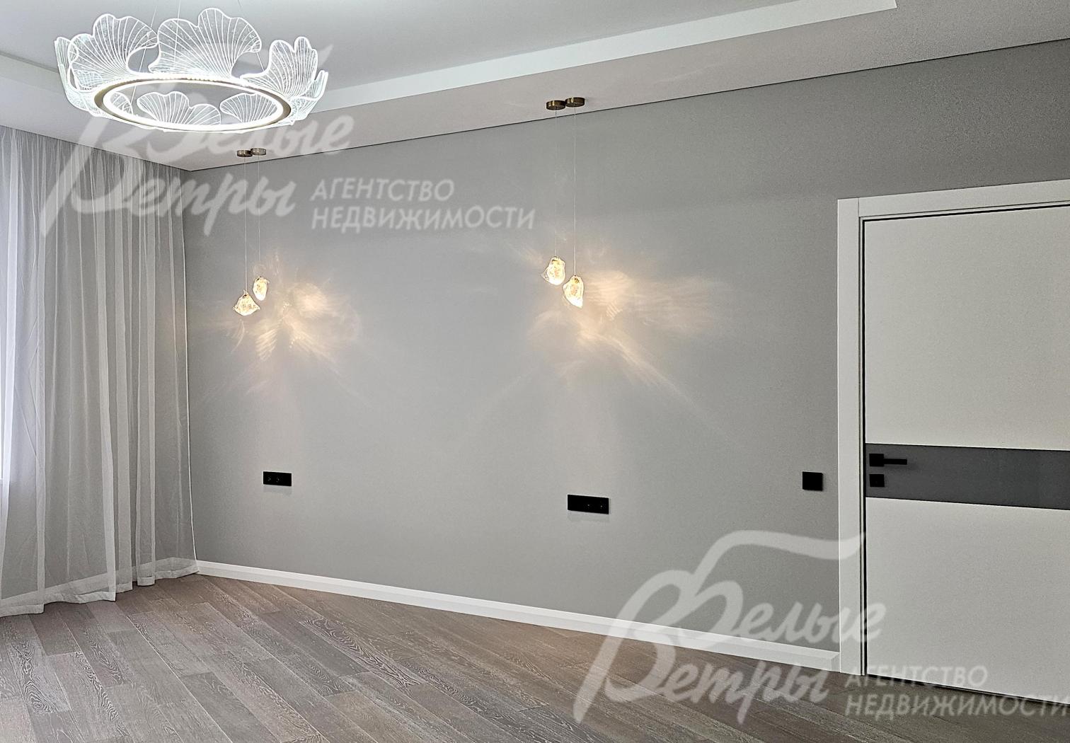 Одна из спален на втором этаже: окна декорированы тюлем, на полу - паркетная доска