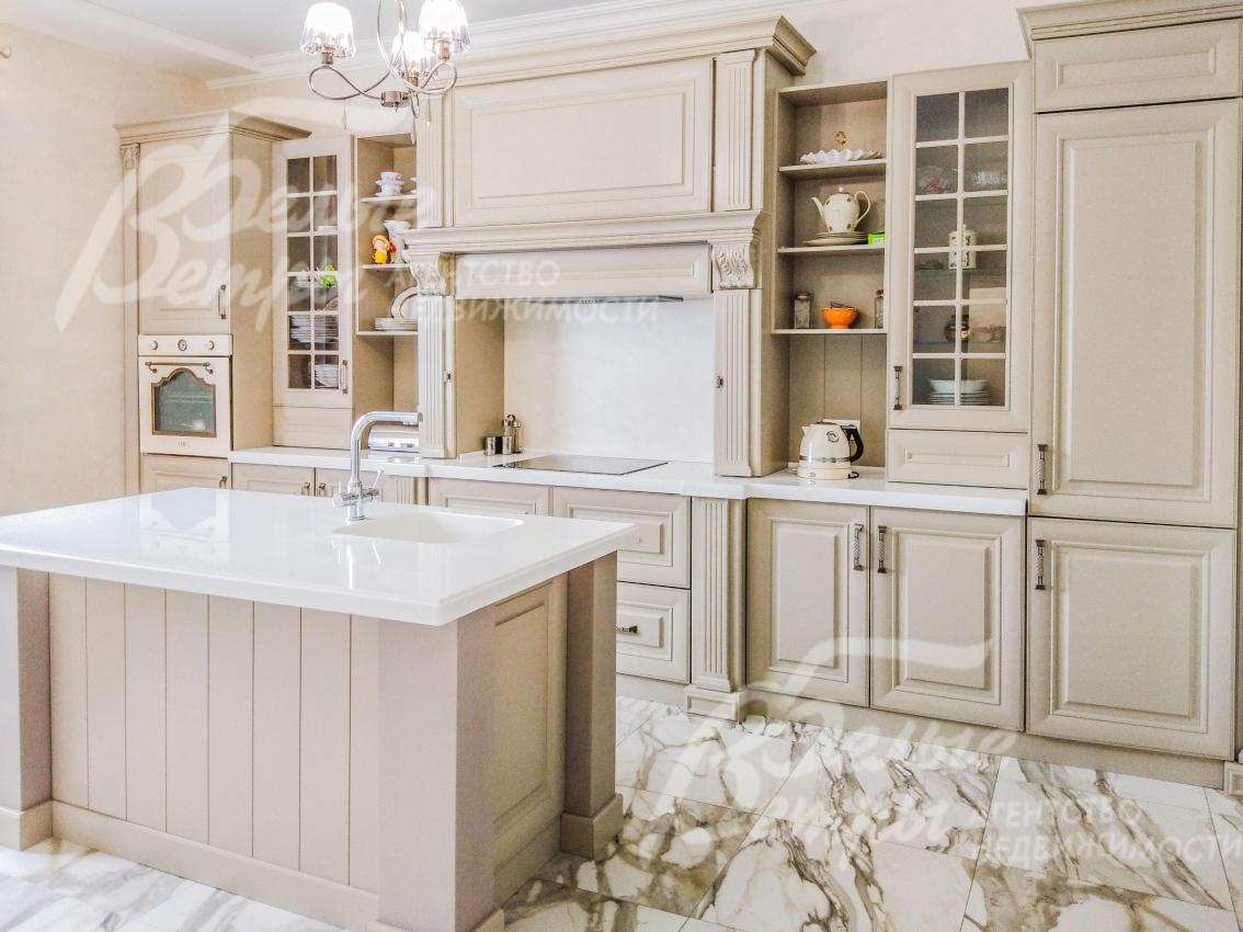 Кухонный гарнитур в классическом стиле, с островом и всей необходимой техникой
