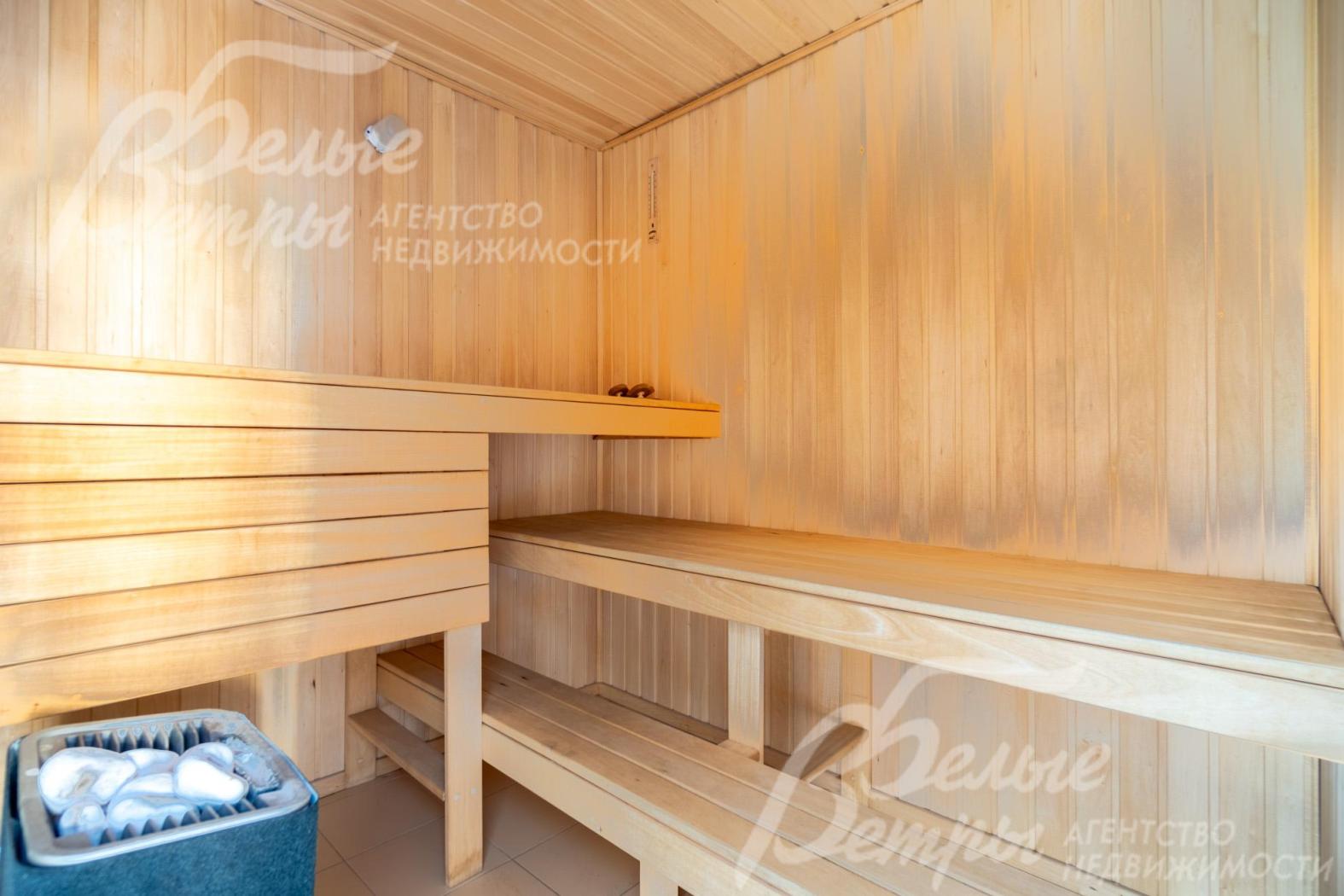 Сауна выполнена в классическом стиле: стены и двухъярусные полки обшиты натуральным деревом (вагонкой)