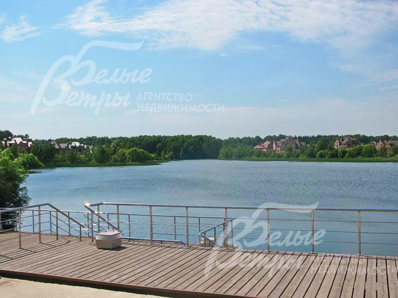 На озере есть причал и пляж
