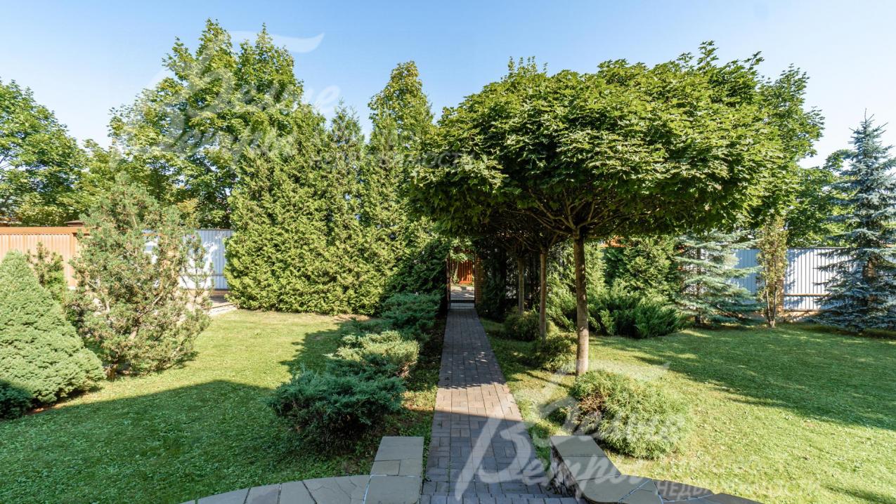 На участке выполнено освещение, вымощены дорожки 