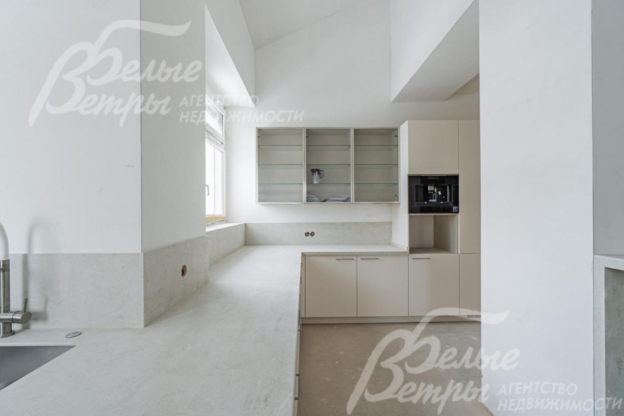 Большая рабочая поверхность в кухне - мраморная столешница. 