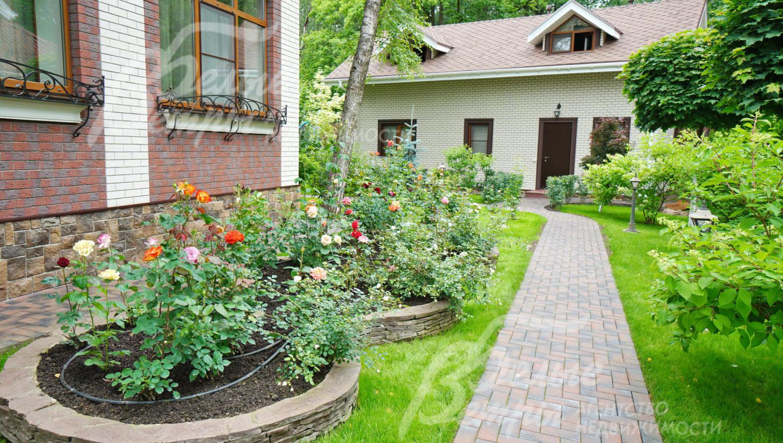 Дорожки отделаны дорогой брусчаткой 