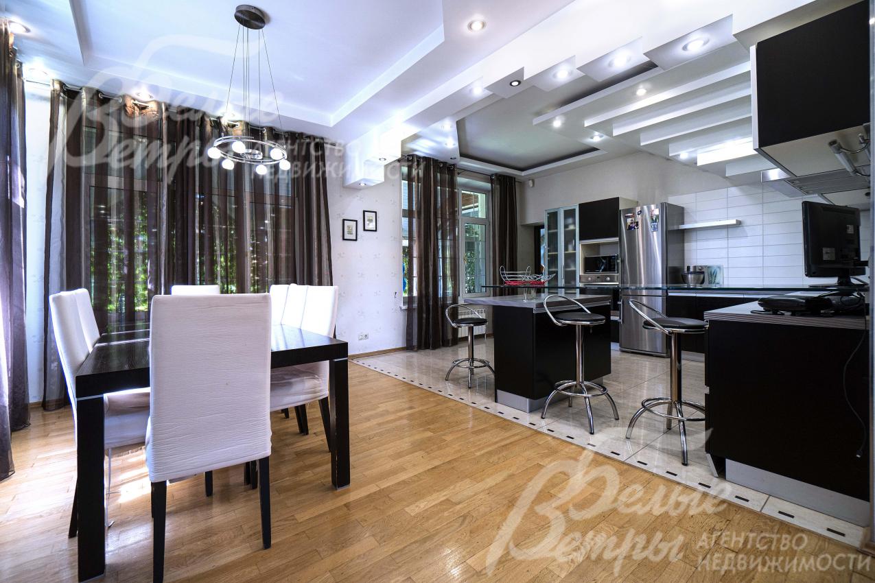 На кухне установлен гарнитур Sira из шпона со встроенной техникой Electrolux, есть барный остров и обеденая группа