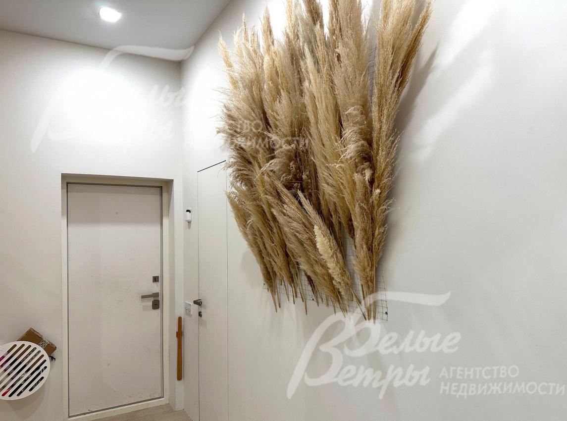 На стенах – штукатурка, шпаклёвка и краска Flugger (Дания). Потолки — натяжные. Установлены двери скрытого монтажа