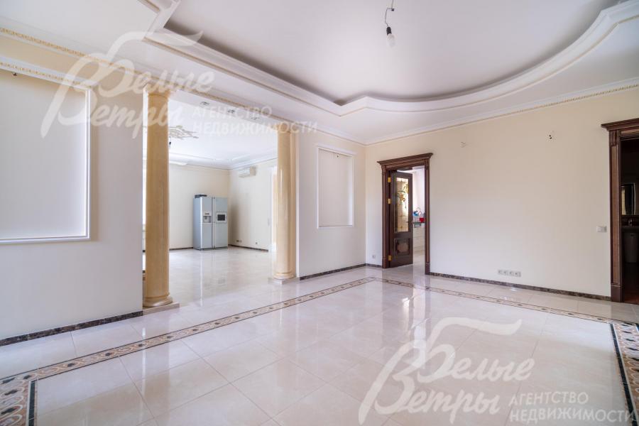 Холл на первом этаже: парадный портал гостиной обрамлен колоннами