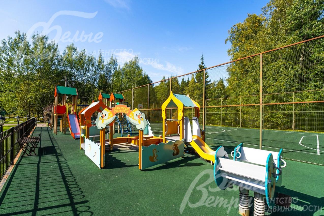 Детская игровая площадка в поселке