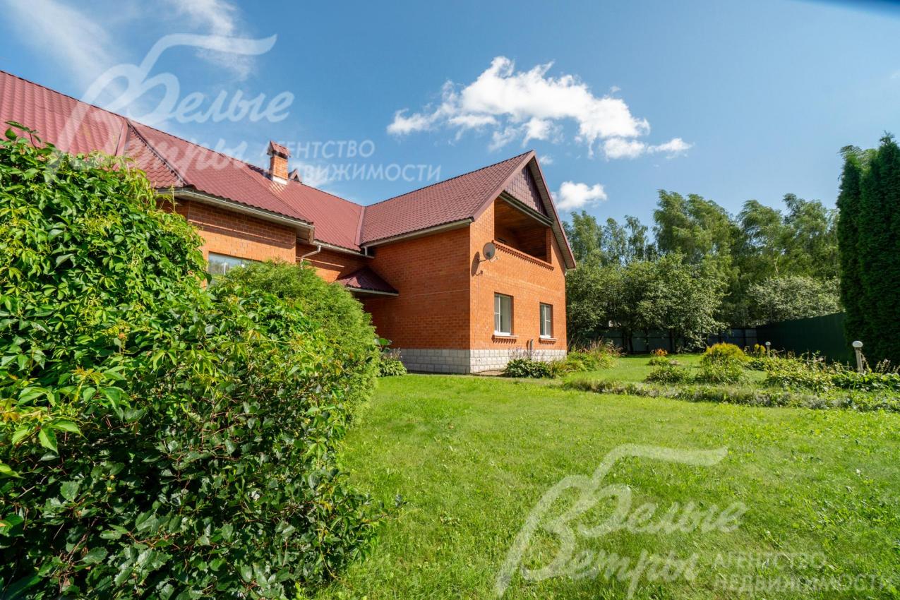 Облицован кирпичом, цоколь - натуральным камнем