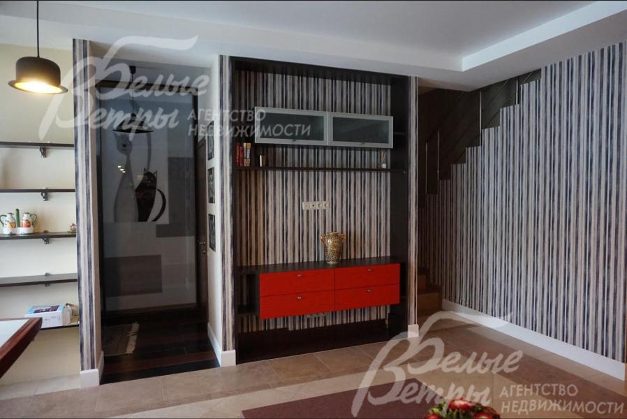 Вид из гостиной на прихожую