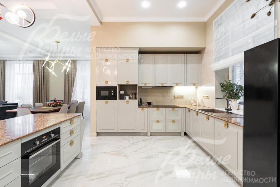 Установлен кухонный гарнитур с островом и со встроенной техникой