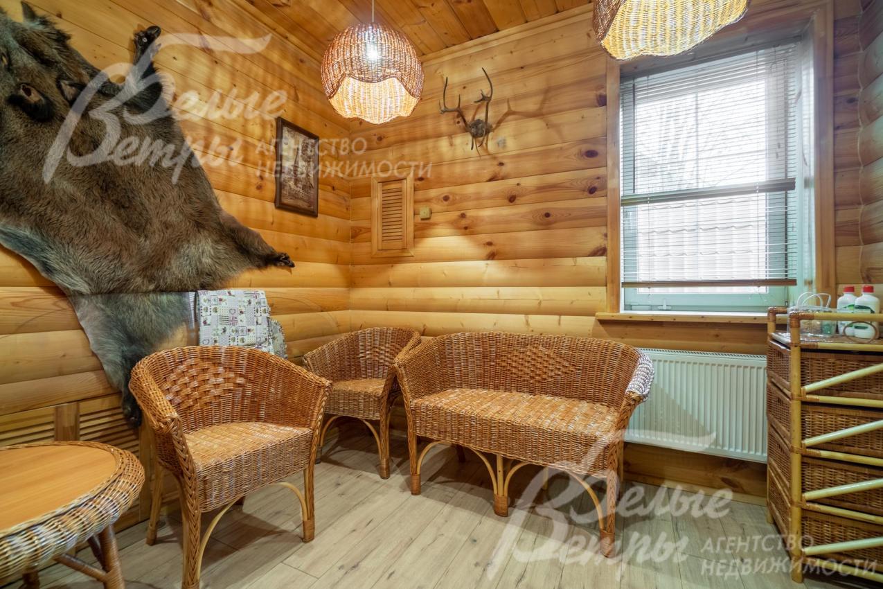 Комната отдыха в зоне сауны с дорогостоящей отделкой в охотничьем стиле