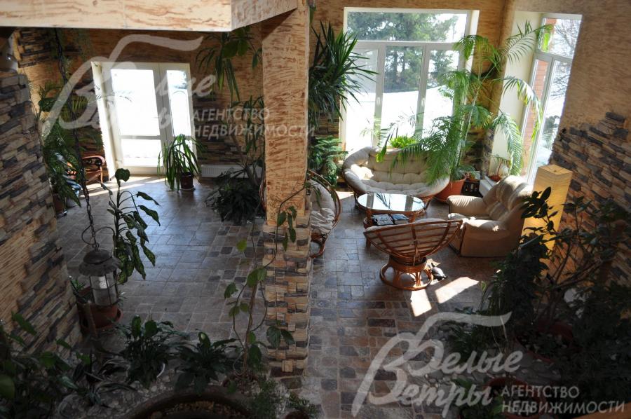 Двухсветная гостиная-зимний сад 55 кв.м с выходом на участок 