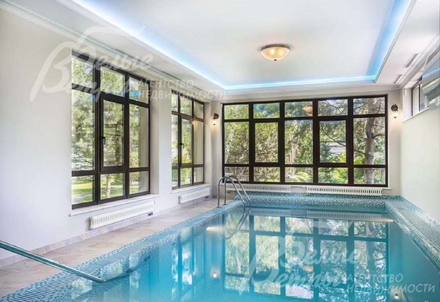 Бассейн с противотоком расположен в гостевом доме.