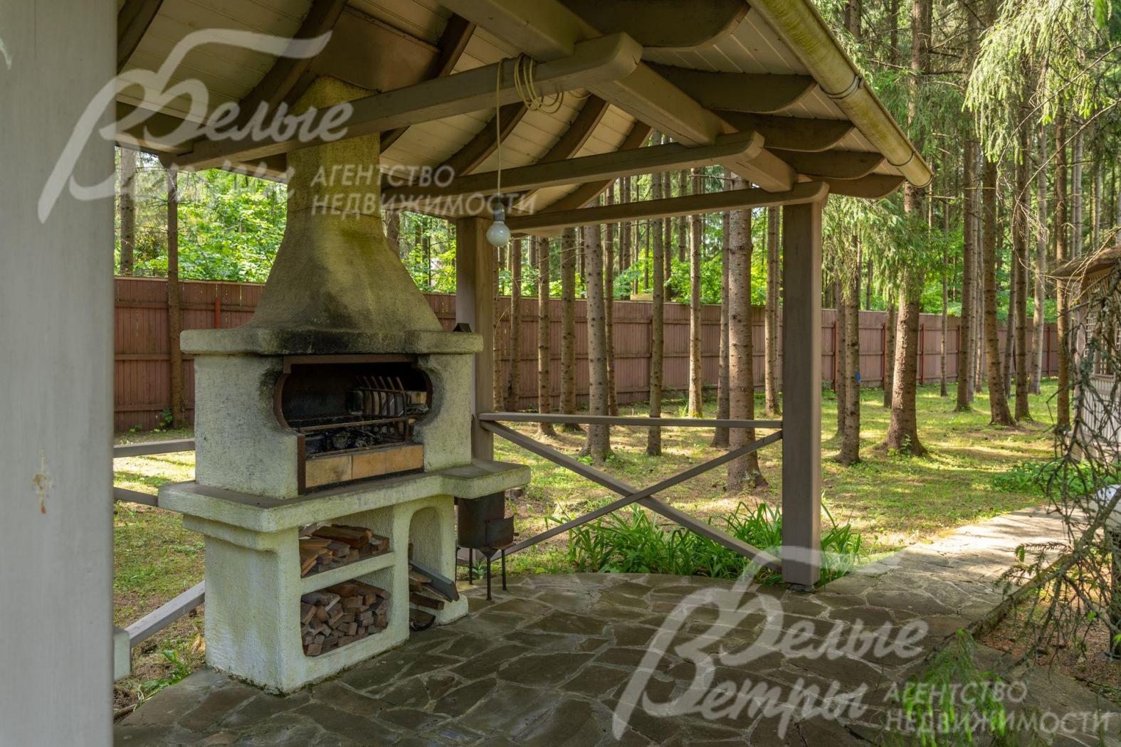 Уложены дорожки, проведено освещение, есть крытая беседка-барбекю.