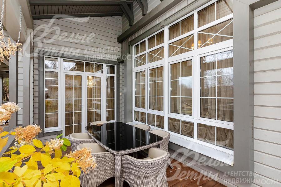 Крытая терраса с обеденной зоной