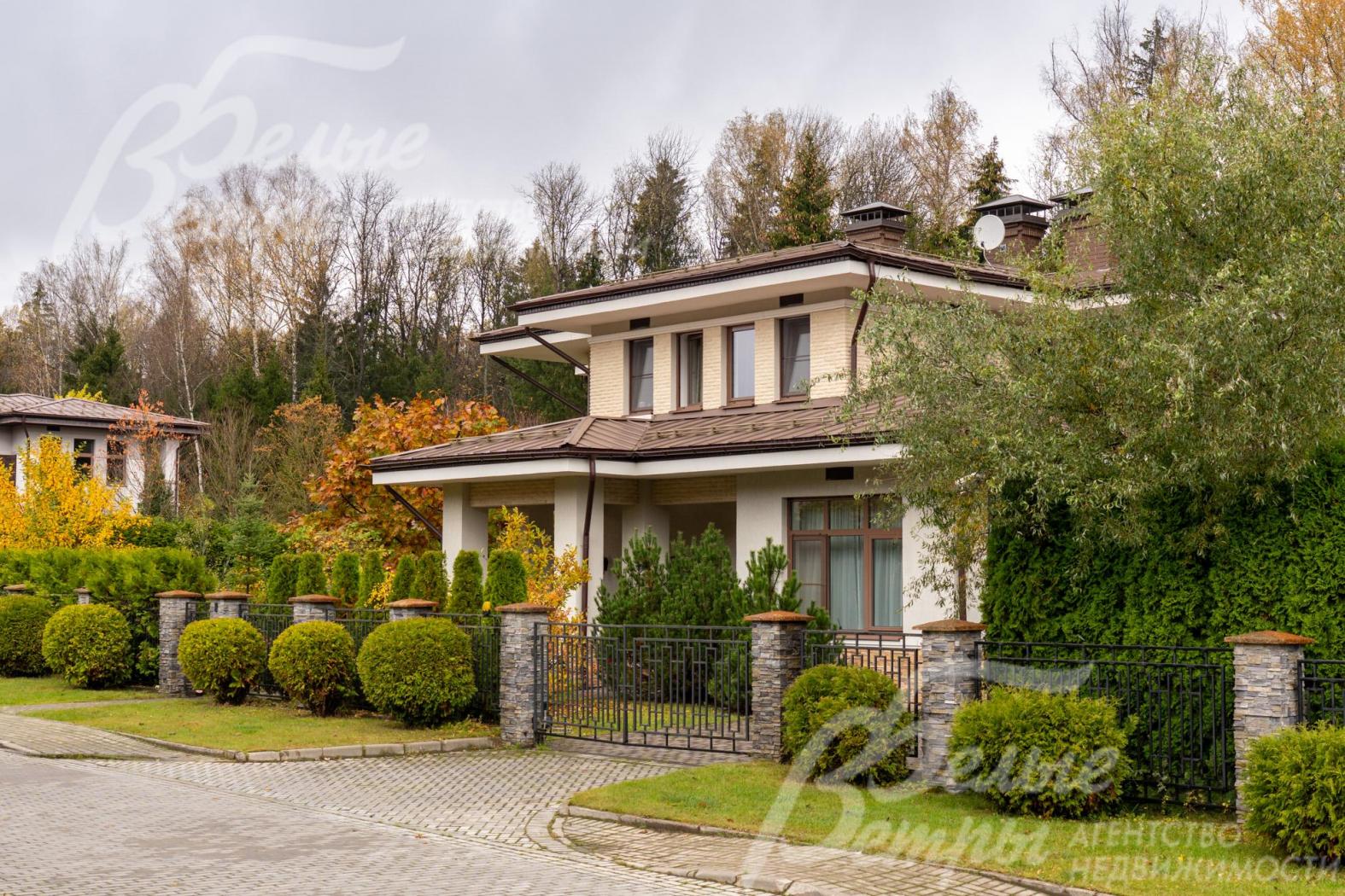 Дом находится в коттеджном посёлке премиум-класса, построенном в единой архитектурной концепции