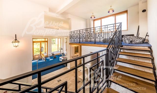 Лестница на металлическом каркасе со деревянными ступенями и металлическим ограждением