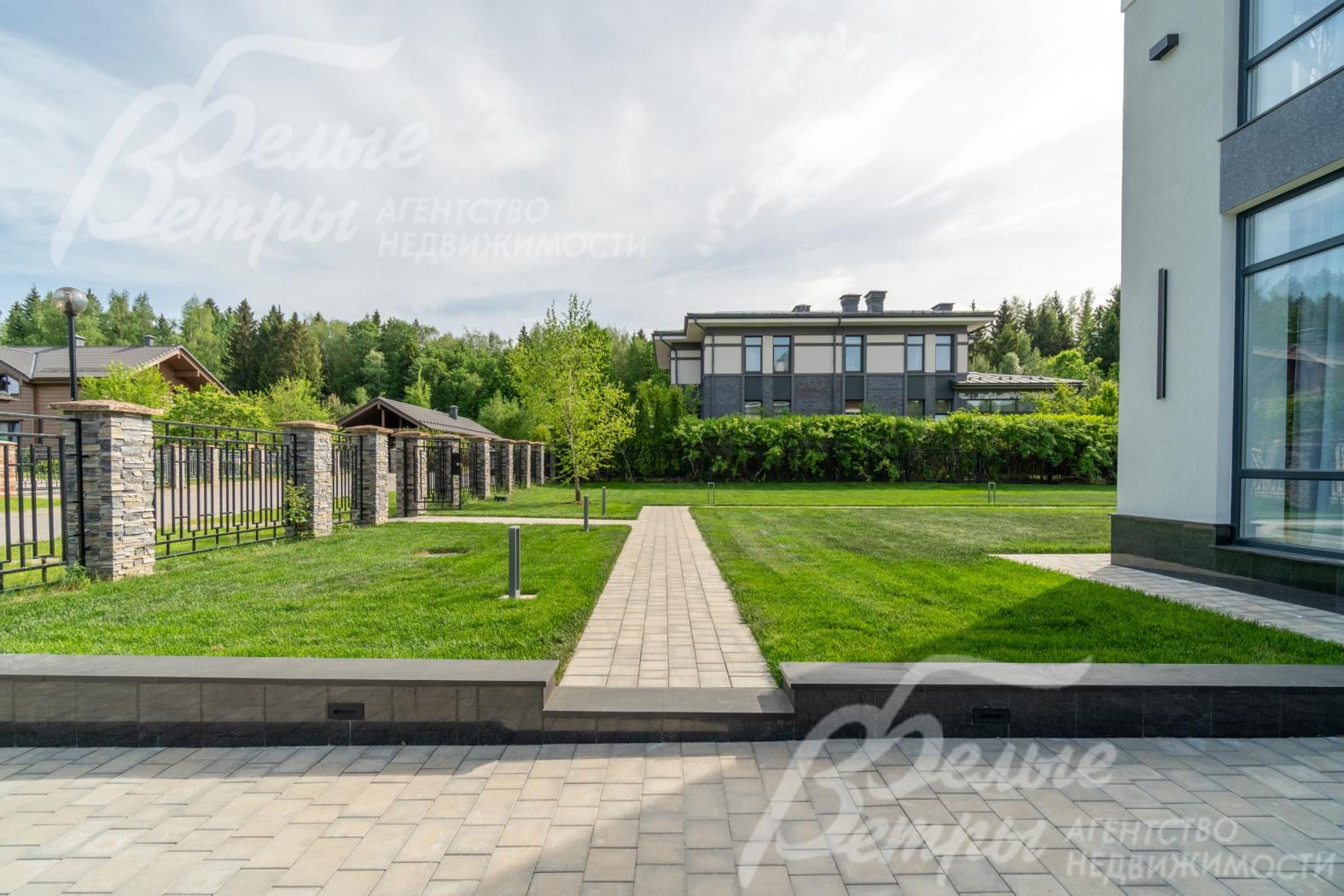 Ограждение участка –прозрачное металлическое на кирпичных столбах, в едином стиле посёлка