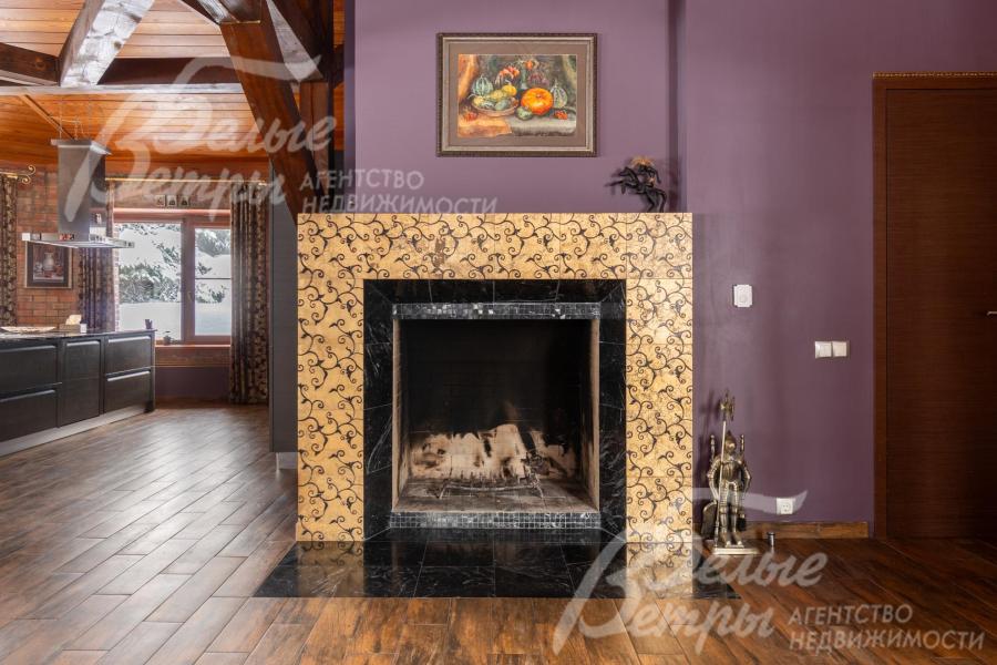 Зону гостиной украшает открытый камин, портал отделан натуральным мрамором