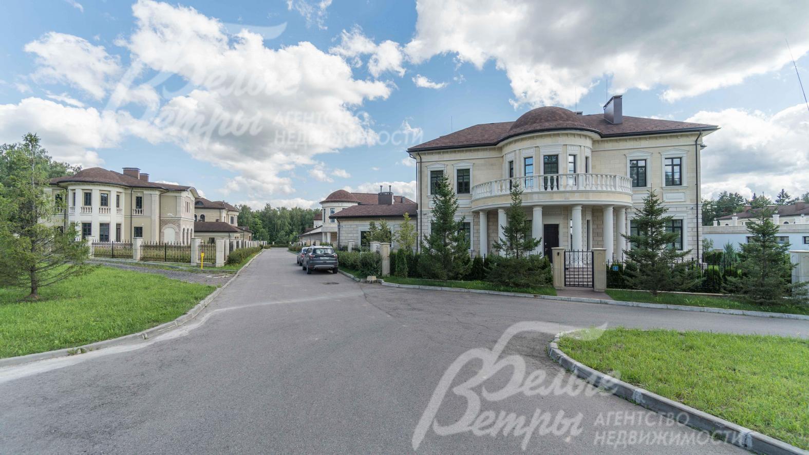 Широкие освещенные дороги в поселке Идиллия