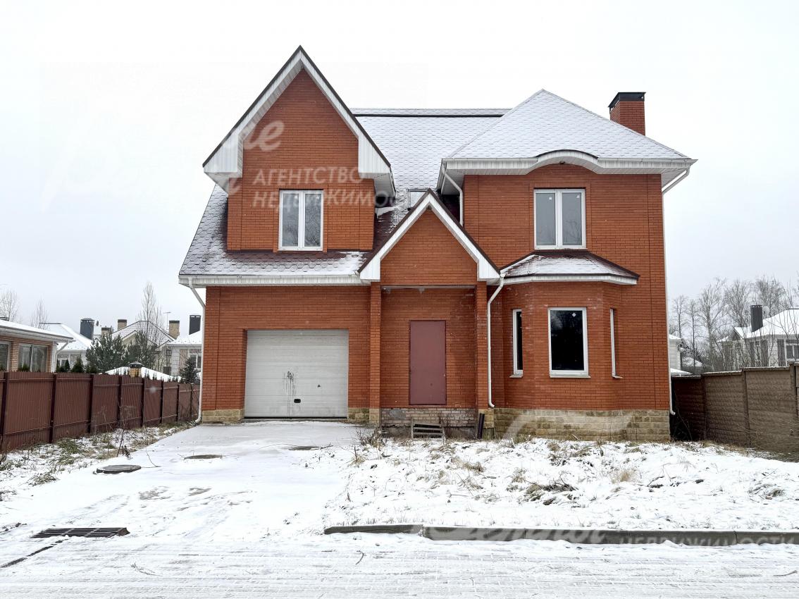 Территория участка огорожена по трём сторонам бетонным забором