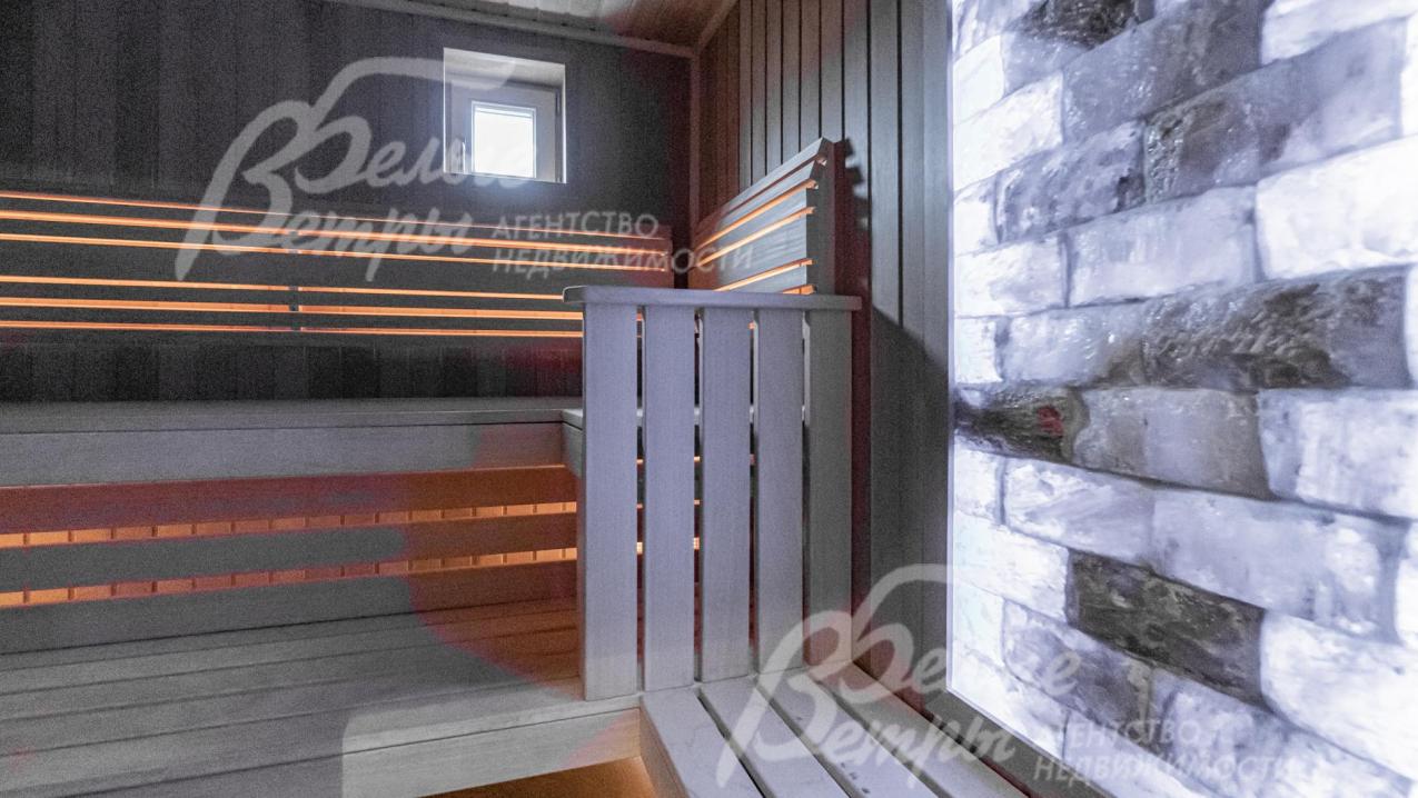 Парная со стеной из гималайской соли