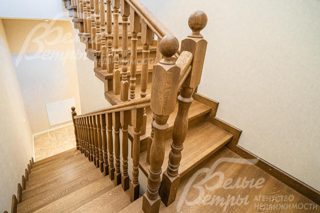 Лестница на монолитном основании отделана массивом дуба.