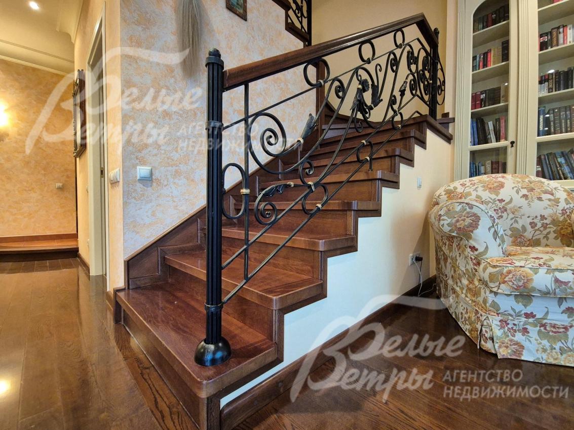 Лестница шириной 100 см, ступени облицованы массивом дуба.