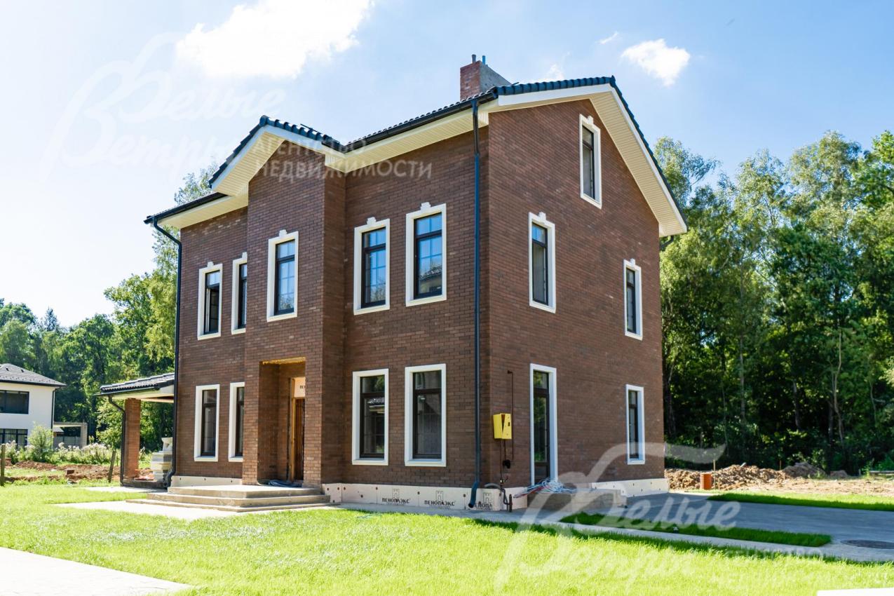 Участок находится в тихой зоне коттеджного посёлка, расположенного в 7 км от МКАД, неподалёку от станции метро