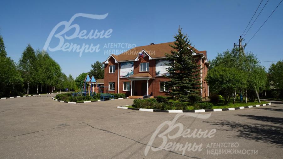 Административное здание в поселке Новая Ильичевка