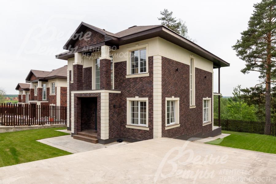 Стены дома облицованы термопанелями с темной клинкерной плиткой от "Эстком" и штукатуркой Короед.