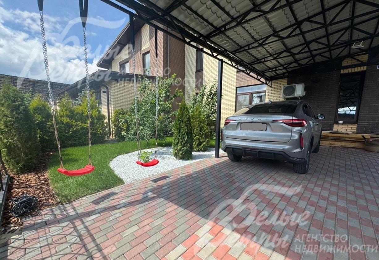 Участок благоустроен, высажены туи и цветники.