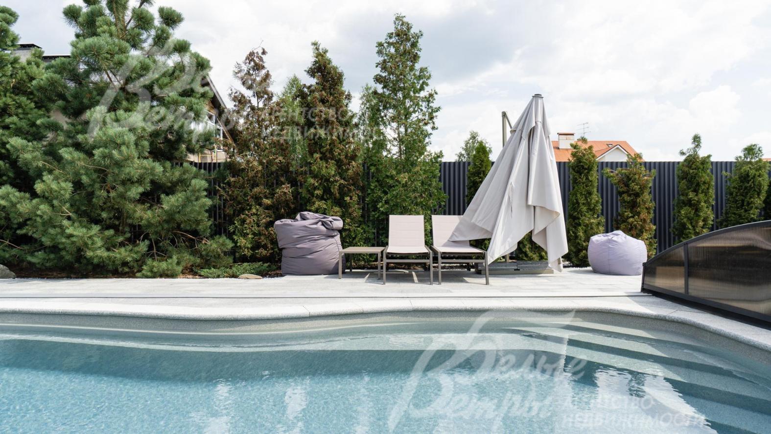 Зона отдыха у бассейна