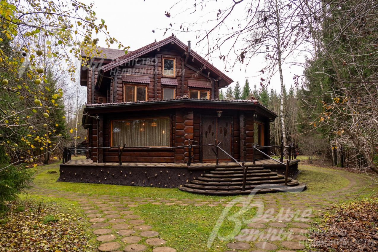 Основной дом окружают лесные деревья