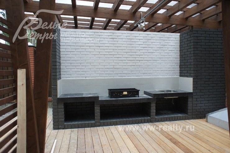 Зона барбекю в летней беседке