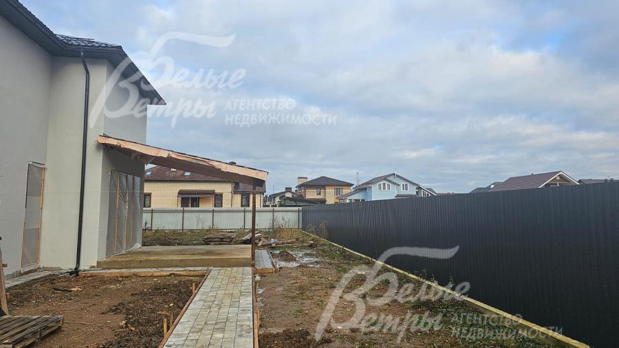 Территория огорожена профильным забором на монолитном фундаменте, есть ворота и калитка