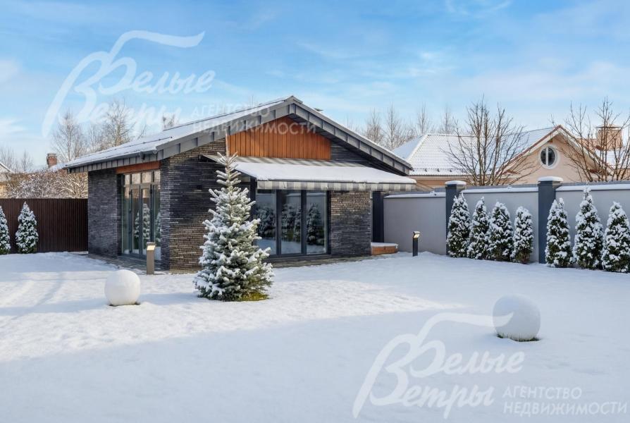 Зона барбекю с электрической маркизой и летней площадкой для отдыха