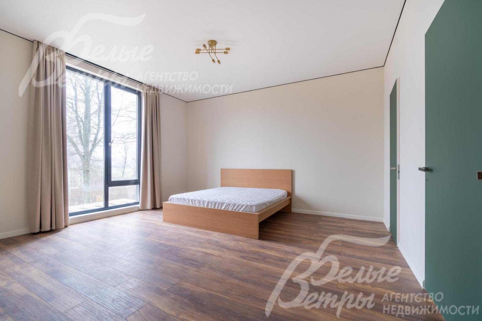 Мастер-спальня на втором этаже с санузлом и гардеробной, установлена кровать