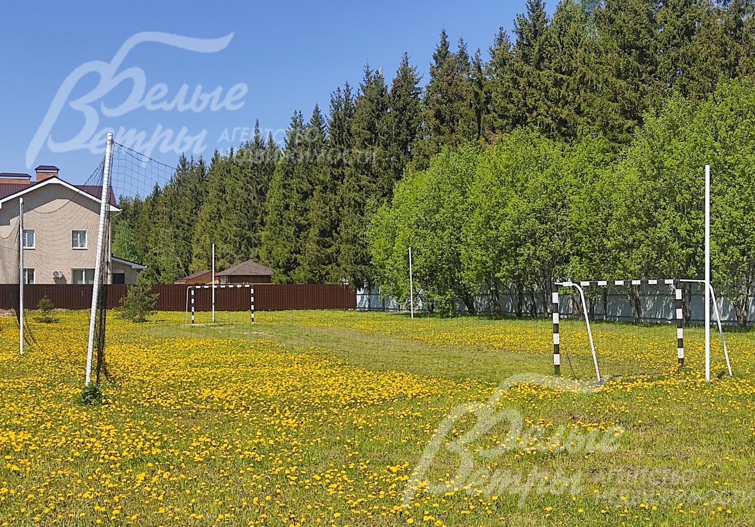 Спортивные площадки в поселке